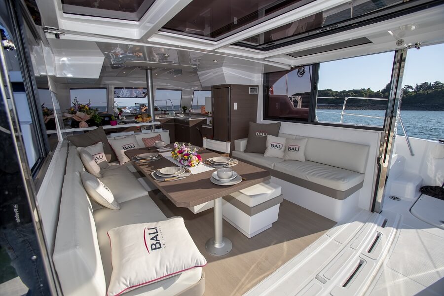 Cockpit Bali 40 Cat Space